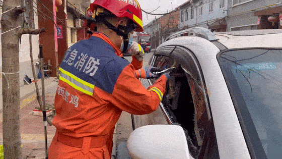 全新智能救援设备，助力被压到落地玻璃窗前的紧急救援